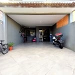 Linda Casa com garagem coberta e teto rebaixado