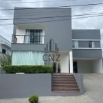 Encante-se com esta linda casa à venda no bairro Primeiro de Maio em Brusque/SC! Uma residência única, cheia de vida e luz natural, com 3 suítes, 3 salas, 2 banheiros, 4 vagas de garagem e 240m² de ár