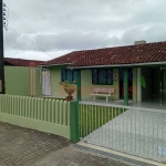 Casa Localizada próximo ao Centro Comercial de  Itapema do Norte.