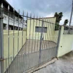 Casa de frente para rua com 2 quartos, banheiro e garagem para locação