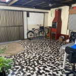 Casa com 2 quartos, garagem, área de serviço.