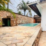 Casa dois quartos isolada, com piscina mais edícula 200 metros da praia.