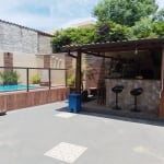 Casa linda e linear em lote inteiro, com elementos decorativos de pedra, madeira e jardim.