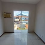 Sobrado com 2 dormitórios e banheiro, lavabo, garagem coberta, pátio, Barra do Aririú Palhoça.