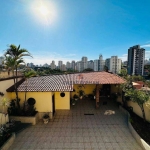 Casa térrea muito ensolarada. Com 358m² de terreno com muito área externa. Localizada em rua sem saída!