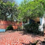 Casa assobradada com 398m2 de terreno, 3 suítes e muita área externa localizada na melhor rua da City Romana!