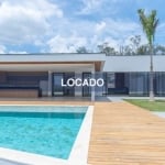 Casa para locação no condomínio Terras de São José l, com 819m² de área construída e 2238m² de área total.