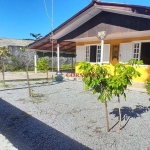 Casa com espaço de terreno em Praia de Leste