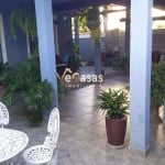 Casa Linear com jardim sendo que tem 3 suítes, com quintal e garagem coberta