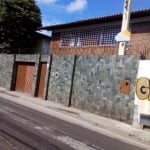 Casa duplex ampla, livre, com área construída de 170,38 m², com 4/4 garagem em um terreno medindo 360,75 m², escriturada no melhor de Itapuã a vender