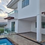 Casa alto padrão no Masterville com piscina e vista para a montanha.