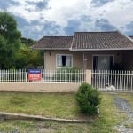 Casa geminada com a vantagem de ser de esquina, com mais espaço para você.