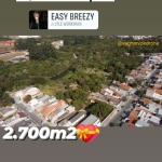 Área com 2 700m2. Sendo 30 de testada