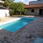 Casa com piscina em ótima localidade