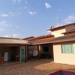 Vendo Casa de 3 Quartos Sozinha no Lote, com Piscina no Vila Brasília Casa de Rua com 3 Quarto(s) e 2 banheiro(s) à Venda, 223 por R$ 850.000 no setor Parque Real de Goiânia VN24030