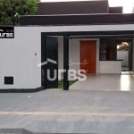 Casa 3 quartos - Jardim Helvécia em frente a praça prox. av Rio verde