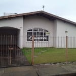 Casa espaçosa com suítes, área de serviço e garagem ampla.