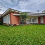 Casa térrea de 270m² com 3 quartos, 1 suíte master, 3 vagas, churrasqueira, no Jardim Social - Curitiba