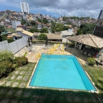 Casa super espaçosa e confortável no Condomínio fechado, Quinta do Candeal. 4 suítes com piscina, churrasqueira e bastante espaço com jardim.