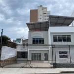 Casa comercial com aprox. 200m², Três pavimentos perfazendo um total de 500m² área construída.