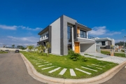 Casa em Condomínio, terreno amplo e arquitetura moderna.