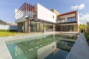 544m² COM 4 SUÍTES, PISCINA E JARDIM ENCANTADOR NO CONDOMÍNIO PARADISO!