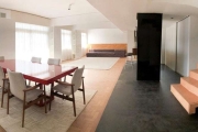 Apartamento duplex mobiliado com 328m² com 3 dormitórios (3 suítes) e 2 vagas individuais no Moinhos de Vento