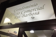 Alugo sala comercial no Centro de Curitiba.