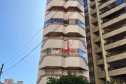 Apartamento à venda no Edifício Del Rio no centro de Londrina.  Sala com dois ambientes, onde o piso de madeira recém-restaurado adiciona um toque de