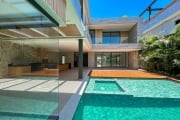 Casa Triplex no Condimínio Del Lago com 850m² e 5 Suítes à venda.