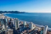 Apartamento unificado e diferenciado com  05 suítes a apenas 80 metros do mar