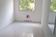 Apartamento de dois dormitórios, cozinha com armários, portaria 24 horas, lazer,