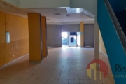 Loja térrea central, 251 m² interna, 2 garagens