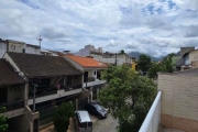 Taquara. Casa Triplex com Salão, 2 Quartos, Sendo 1 Suíte e 2 Vagas.