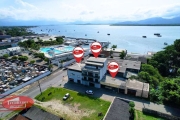 Prédio com 3 Apartamentos e lojas comerciais