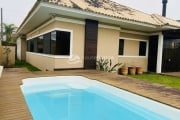 Casa térrea mobiliada de 4 dormitórios com piscina e deck à venda, perto da praia e com amplo espaç