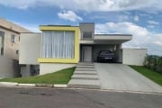 VENDA DE SOBRADO NO CONDOMÍNIO MONTEREY, EM MOGI DAS CRUZES/SP, 320m² com 3 quartos, suíte, cozinha com planejados e piscina aquecida. CONSULTE-NOS.