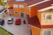 VENDA DE CASA NO CONDOMÍNIO ARUJAZINHO I, II E III, EM ARUJÁ/SP, com 570m², 5 suítes, 4 salas, lareira, churrasqueira e 14 vagas p auto. CONSULTE-NOS.