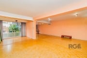 Amplo apartamento com living espaçoso a sala de TV, sala de jantar, gabinete, lavabo, hall de entrada, 3 dormitórios sendo uma suíte, banheiro social, cozinha/copa, área de serviço com churrasqueira, 