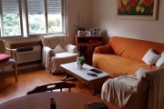 Apartamento com 3 dormitórios no bairro Menino Deus em Porto Alegre. Living 2 ambientes, banheiro social e lavabo, cozinha ampla, lavanderia e dependência de serviço completa. 2 lances de escadas. Áre