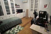 Casa em alvenaria, próxima à 24 de outubro, com a seguinte composição: &lt;BR&gt;Térreo: lavabo, área social com 3 ambientes, sala de estar, jantar e escritório. Cozinha com copa separada. Fundos: pát