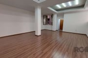 Apartamento de 121m², 2 dormitórios, living amplo para estar e jantar, cozinha, dependência de empregada e 2 banheiros.&lt;BR&gt;&lt;BR&gt;Prédio com portaria 12h, elevador e zeladori. Localizado junt