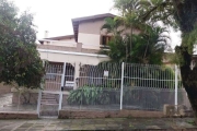 casa de  3 dormitórios a venda no bairro Sarandí (Porto Alegre). Possui 296,11m² privativos, living para 3 ambientes, 1 suíte com 40m², cozinha ampla, lavanderia, despensa, peça ampla nos fundos, 4 ba