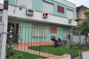 Ótimo apartamento de 3 dormitórios, sendo 1 suíte, localizado de frente. Conta com banheiro social, sala de estar ampla para 2 ambientes, cozinha espaçosa e área de serviço. Totalmente reformado, disp