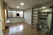 Excelente apartamento com aproximadamente 61,14m² privativos, de fundos, semi mobiliado e com 2 dormitórios, sendo uma suíte. Você pode contar também com um amplo living que integra a sala de estar à 