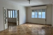 Ótimo e amplo apartamento na Av. Independência, em frente a Santa Casa, lateral, desocupado, com 176m² privativos, de 3 dormitórios e vaga. Possui hall de entrada, living amplo com sacada, sala de jan