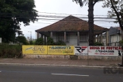 Oportunidade comercial em esquina na avenida Cavalhada, área entorno de 1000m². O terreno possui um imóvel amplo com potencial comercial. Área construtiva para empreendimentos podendo ser ampliada de 