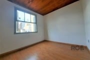 Apartamento com 2 dormitórios, living para dois ambientes, cozinha, área de serviço, banheiro social.&lt;BR&gt;Imóvel com ambientes amplos e muito arejado, sol manhã e parte da tarde, com vista livre 