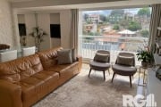 Apartamento100%  mobiliado, com 95m², 3 dormitórios sendo 1 suíte e 2 vagas no bairro Jardim Lindóia.&lt;BR&gt;&lt;BR&gt;Imóvel possui living para 2 ambientes decorado, com cortinas automatizadas, chu