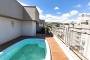 Linda cobertura próximo a PUC e UFRGS. Andar alto, com muito sol e ventilação, terraço com piscina e vista ampla para a cidade, churrasqueira, lareira e banheiro completo na parte superior. Na parte i